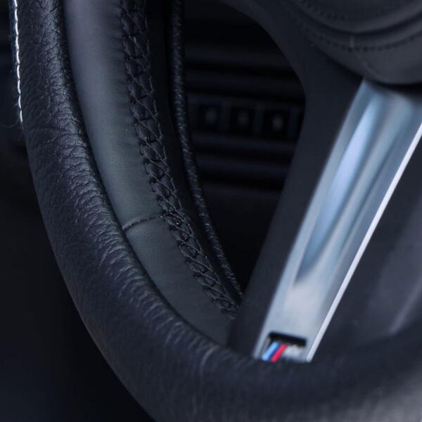BLACK LUXURY WHEEL GLOVE WITH WHITE STITCHING